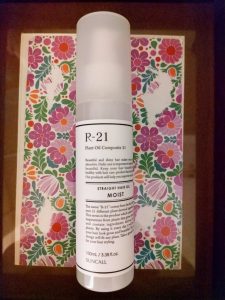 空気の乾燥と共に髪のパさつきも気になってきますね。 みなさんアウトバストリートメント(洗い流さないトリートメント)やヘアオイルを使用さてていると思います。 今日はR-21ストレートオイルモイストヘアを紹介したいと思います。 21種類の植物美容オイルをバランスよくブレンド、 その中でも菜種油から作られた毛れま髪保護成分「γ-ドコサラクトン」がドライヤーの熱で髪に吸着して、髪のウネリや広がりを抑制してまとまりのある髪に導きます。 それに加えて親油性のたんぱく質を配合すこととでダメージを補修、 しっかり保湿で髪にうるおいで 「しっとりサラサラヘア」をかなえてくれます。 そして天然アロマのラベンダー、ゼラニウムの爽やかで優雅な甘さで癒されます。 2025-2026WINTER大作戦-髪を乾燥から守れ!開催中 毛髪内部補修 【濃密トリートメント】の施術とホームケア用R-21ストレートオイルのセットで 冬の乾燥から髪を守り潤いのあるストレートヘアに!